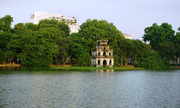 Danau Ho Guom atau Danau Hoan Kiem