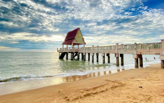 10 Pantai Cantik di Melaka Malaysia yang Terkenal