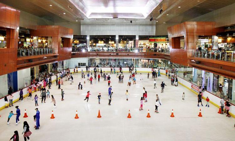 Ice Skating di Sky Rink