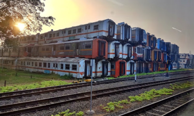 Bangkai Kereta Stasiun Purwakarta