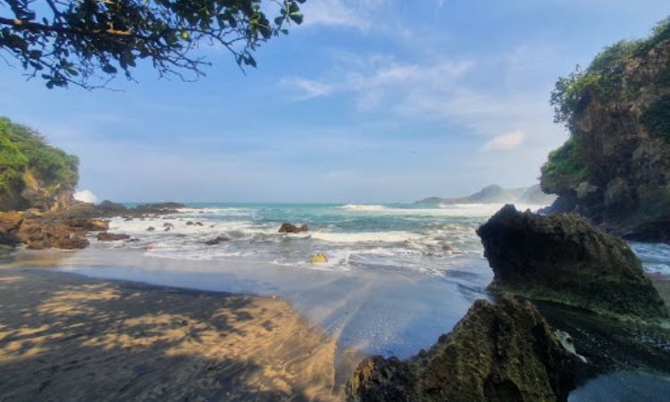 Pantai Gebyuran