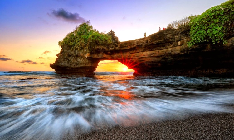 Pantai Karang Bolong