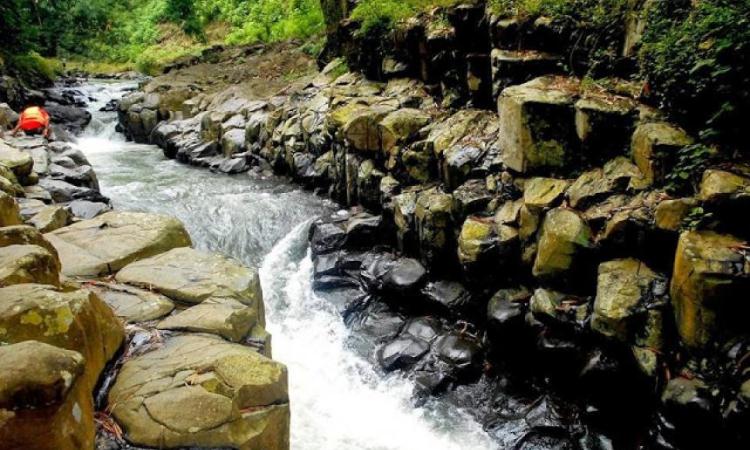 Arung Jeram di Tubing Genting