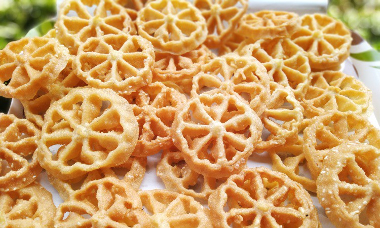 Kue Kembang Goyang