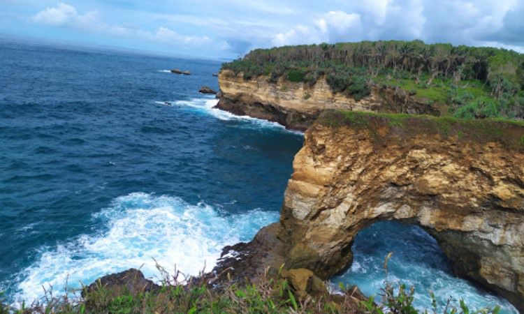 Pantai Karang Bolong