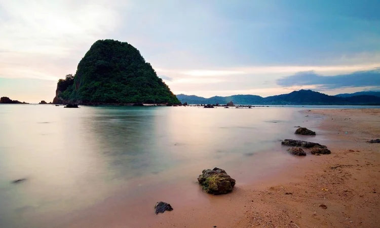Pantai Pulau Merah