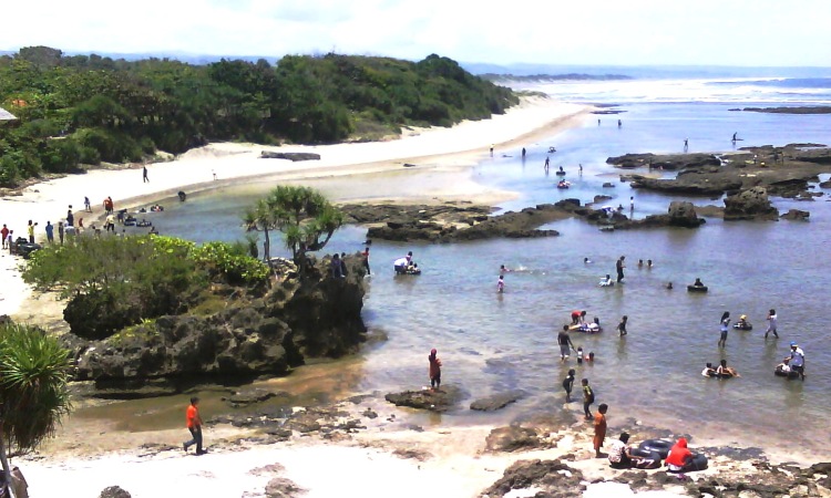 Pantai Manalusu