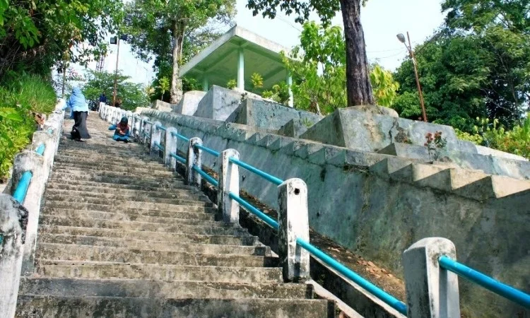 Tangga Seratus