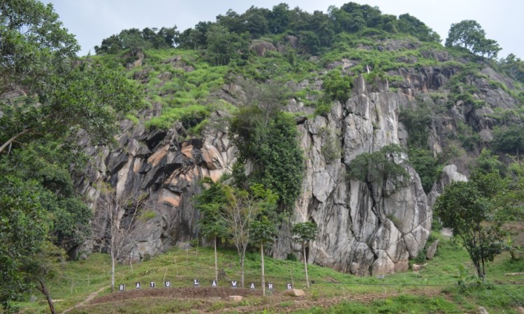 Objek Wisata Batu Bolong Di Enggano