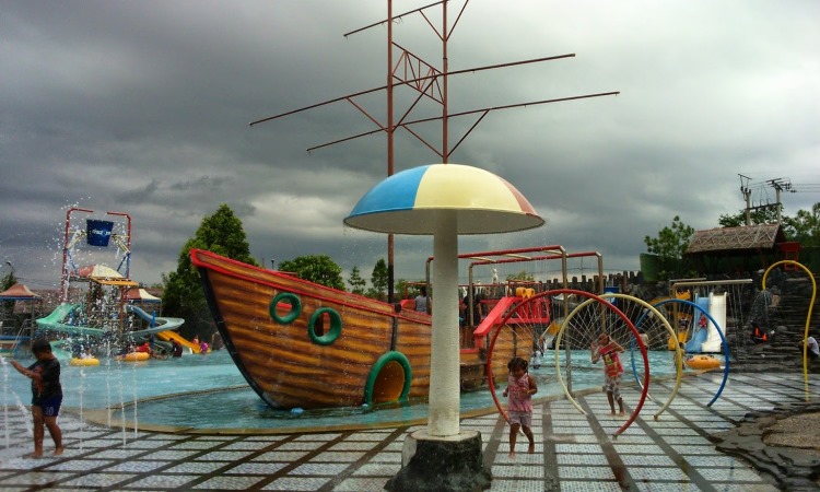 Fasilitas Waterpark di Taman Karang Resik