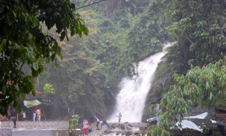 Kegiatan Shower Climbing di Curug Bandung