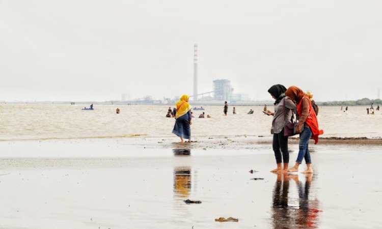 Keunikan Pantai Favorit di Cirebon