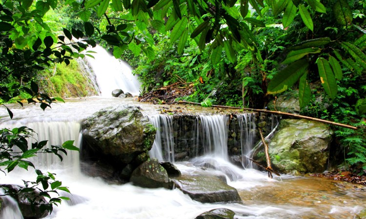 Menikmati Keindahan Alam Curug Bandung