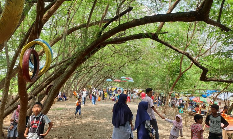 Pohon Miring Pancawati Tempat Rekreasi Favorit Di Karawang Itrip