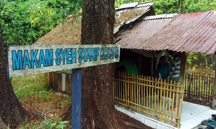 Terdapat Makam Wali & Pendiri Mercusuar