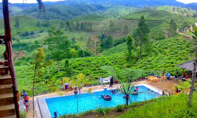 Berenang Sambil Menikmati Keindahan Alam Bukit Kacapi di ...