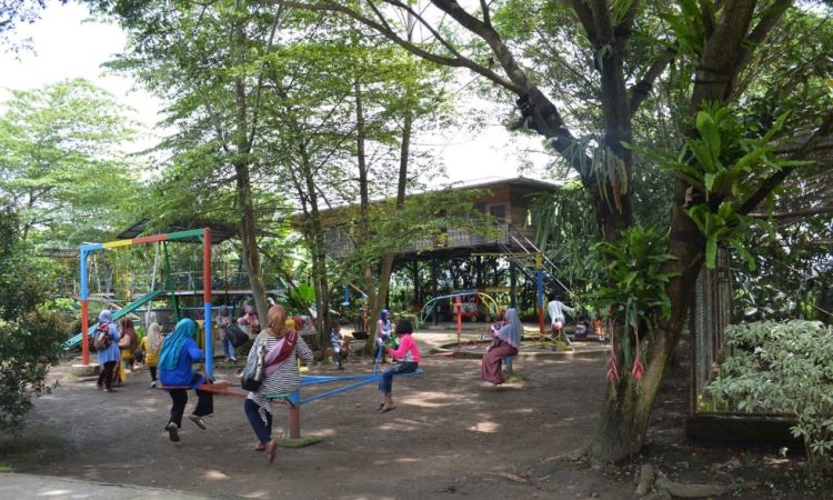 Taman Satwa Cikembulan, Destinasi Wisata Favorit di Garut