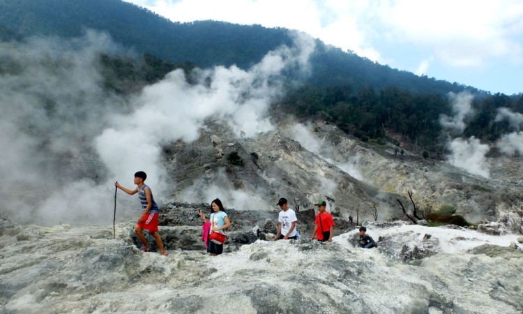 Kawah ratu gunung salak