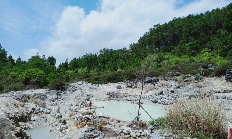 Keindahan Kawah Putih Karaha Bodas