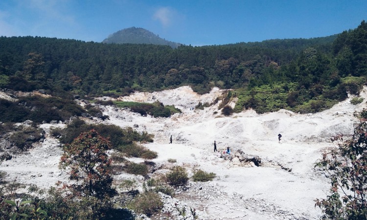 Keindahan Kawah Putih Karaha Bodas