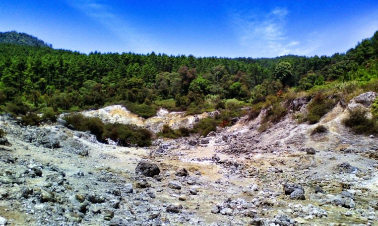 Keindahan Kawah Putih Karaha