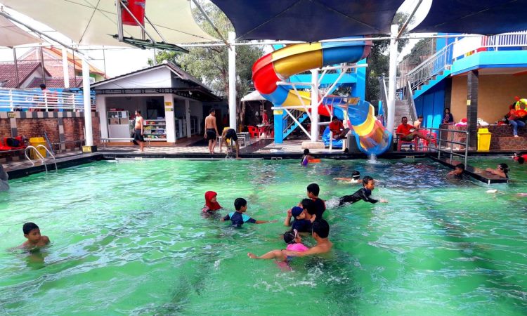 Kolam Renang Paragon di Tengah Pemukiman Warga