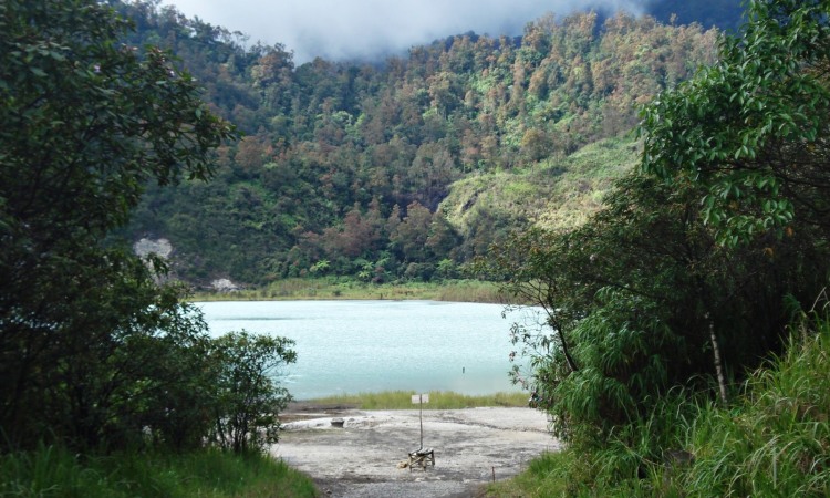 Mengintip Keindahan Alam Kawah Talaga Bodas