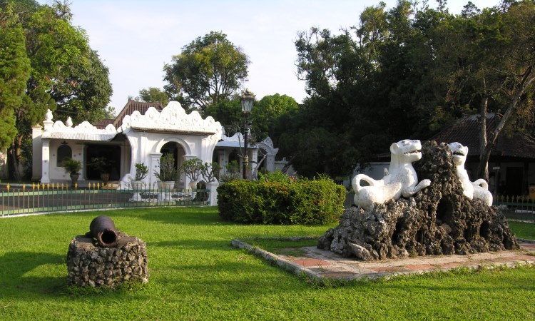 Menyusuri Sejarah Keraton Kasepuhan Cirebon
