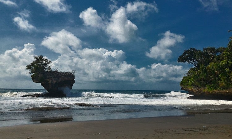 Pantai yang Dihiasi Dengan Pulau-Pulau Kecil