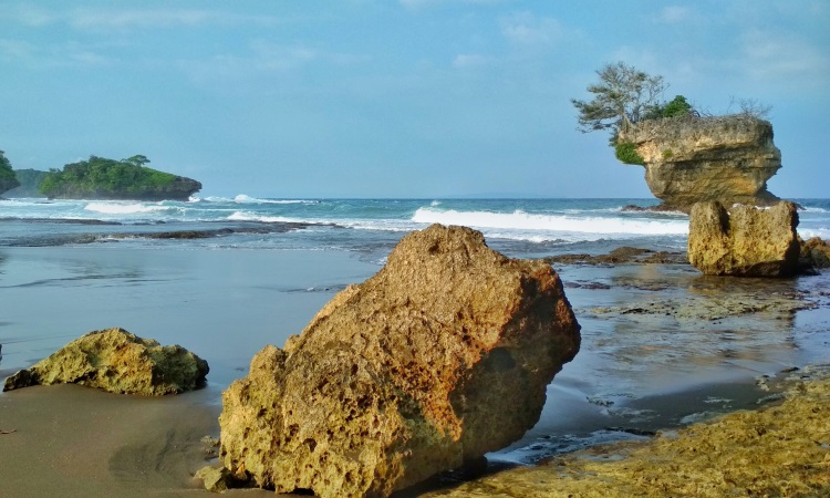 Sekilas Tentang Pantai Madasari