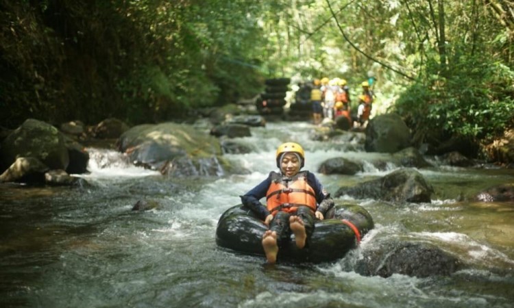 Suasana River Tubing yang Asri