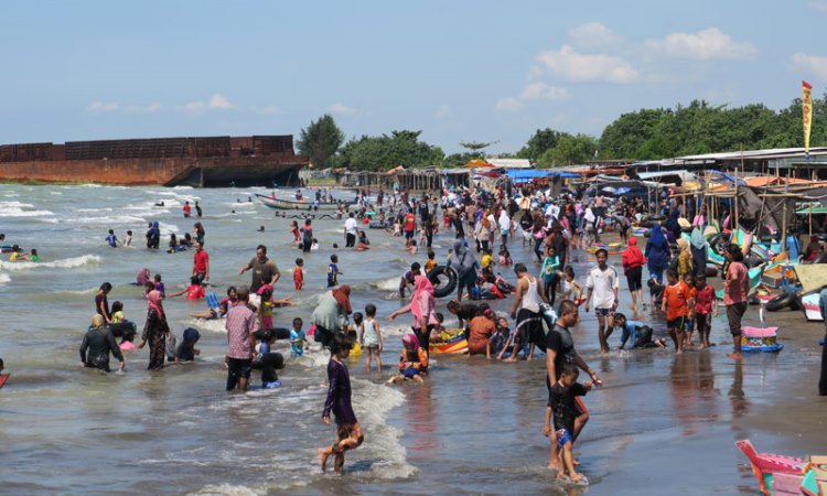 Daya Tarik Pantai Glayem di Indramayu