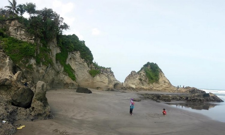 Fasilitas Lengkap di Pantai Karang Nini