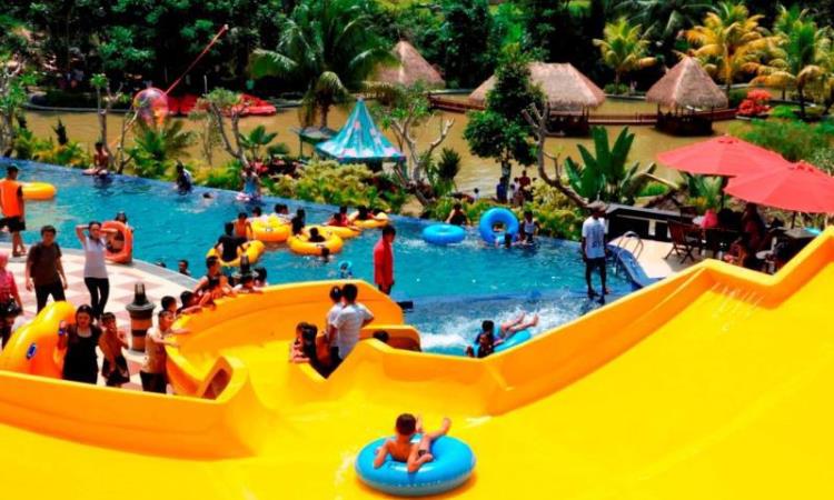 Fasilitas Waterboom di John’s Aquatic Resort