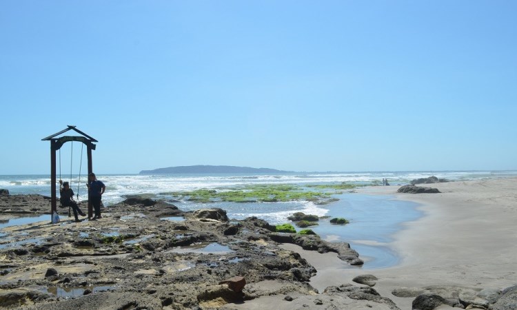 Harga Tiket Masuk Pantai Nini Terjangkau