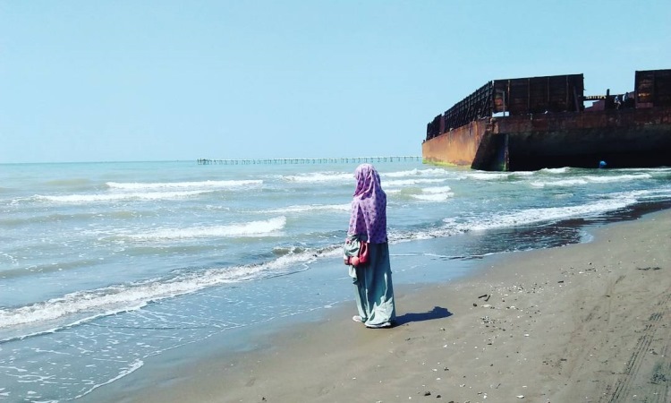 Pesona Keindahan Pantai Glayem yang Perlu Diketahui