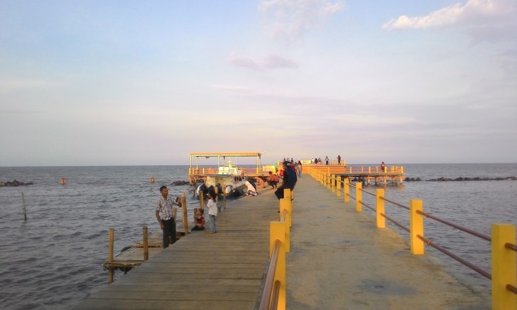 Pesona Pantai Tirtamaya yang Populer