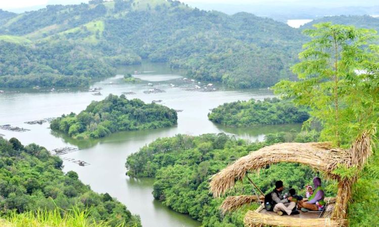 Serunya Mendaki Menuju Puncak Bukit