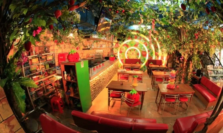 Strawberry Café