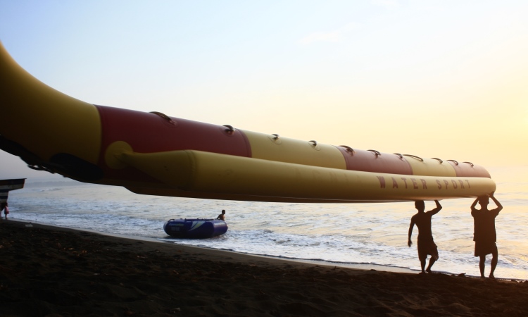 Wahana Air Favorit di Pantai Batu Karas