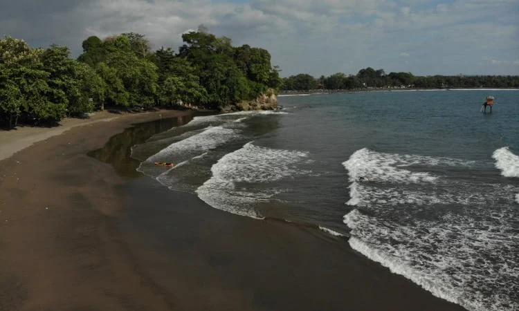 Wisata Pantai Batu Karas