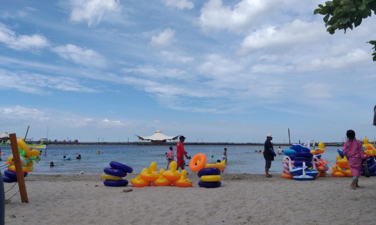 Menikmati Keindahan Alam Banyak Pantai