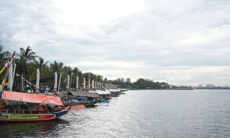 Menikmati Pantai Ancol