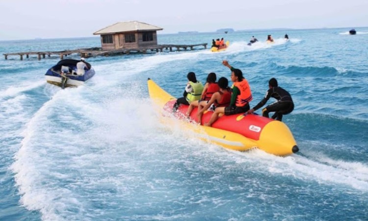 Wahana Air Banana Boat