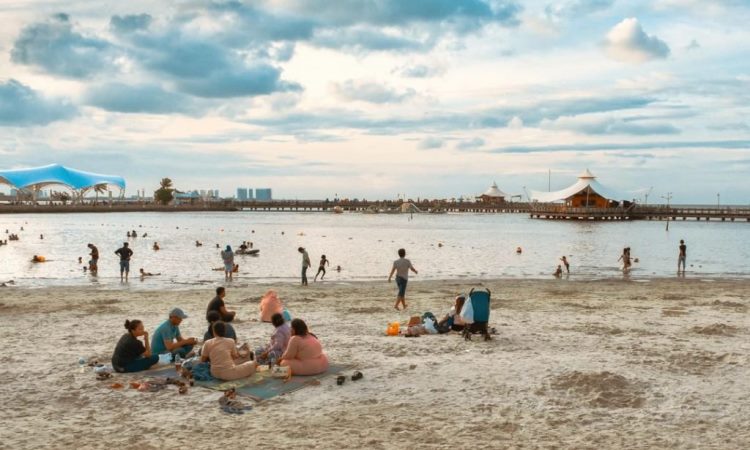 Pantai ancol terletak di provinsi