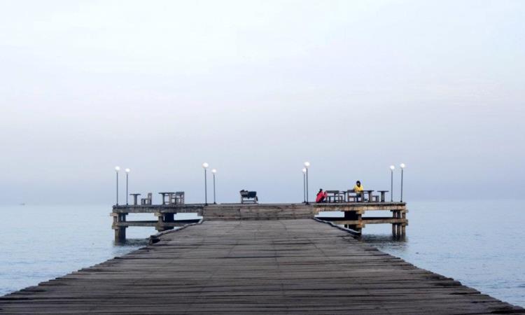 Refreshing Sembari Memancing di Sekitar Pantai