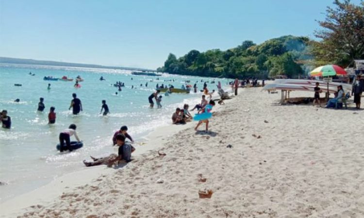 Kegiatan di Pantai Nirwana