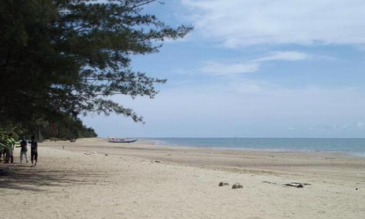 Daya Tarik Pantai Manggar Segara Sari
