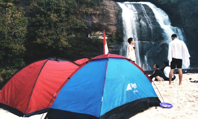 Kegiatan di Air Terjun Riam Dait