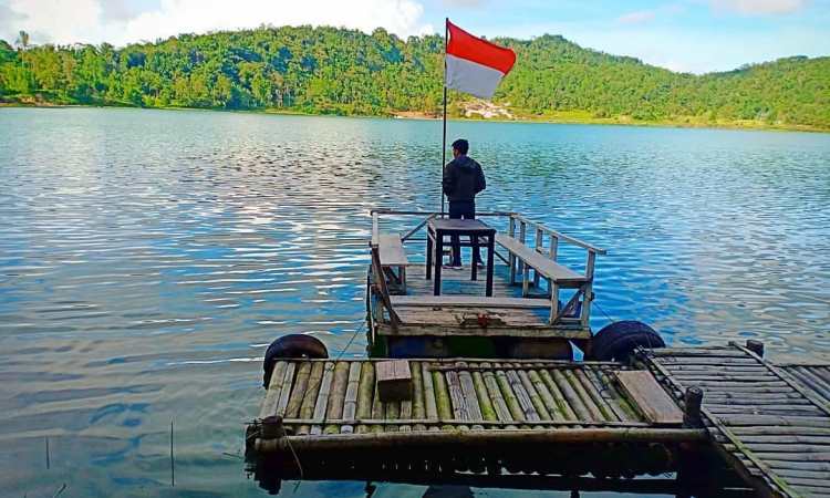 Kegiatan di Danau Tiga Warna